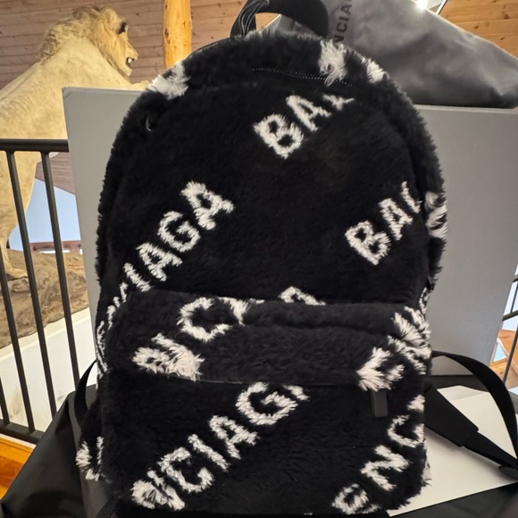 Balenciaga, backback, medium/lg, fluffy, like New - Picture 2 of 10